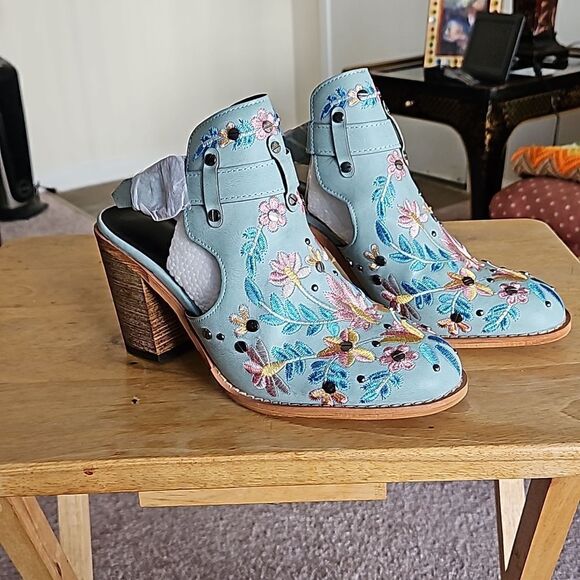 NWOT  Women's embroidered and studded light blue slingback heels. - Picture 1 of 8